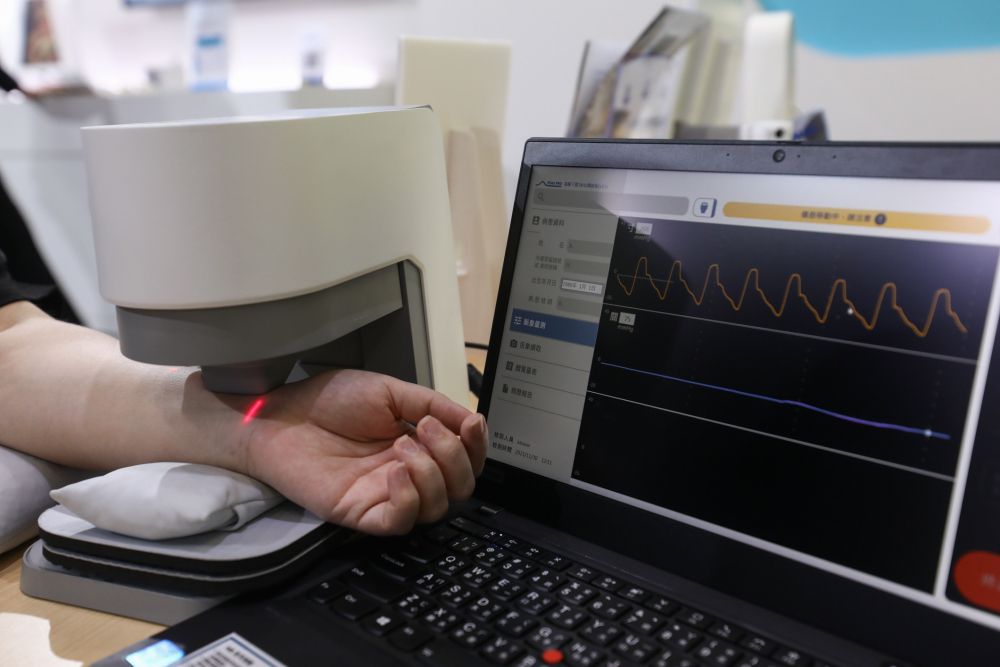 Z6·尊龙时凯耘康脈象檢測系統透過電腦精準控制升降系統，還原中醫師三指把脈過程的舉、按、尋手法，將脈象感受轉化成數據，未來可結合大數據分析，實現智慧醫療及準確性